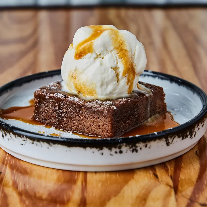 MELCOCHUDO DE CHOCOLATE CON HELADO Y CARAMELO
