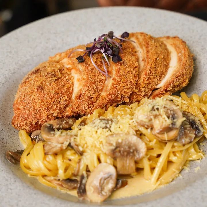 Pasta y suprema apanada