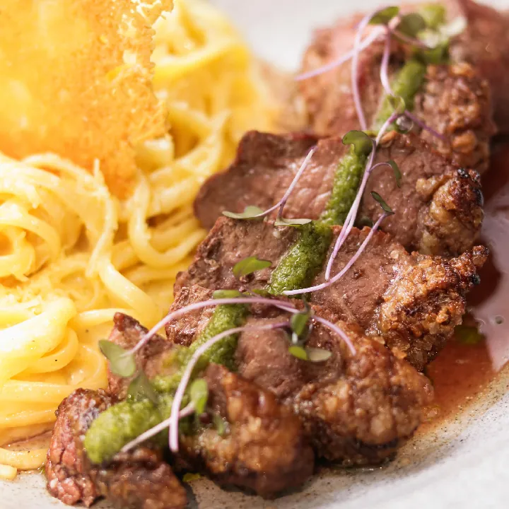 Picanha y pasta en salsa de queso