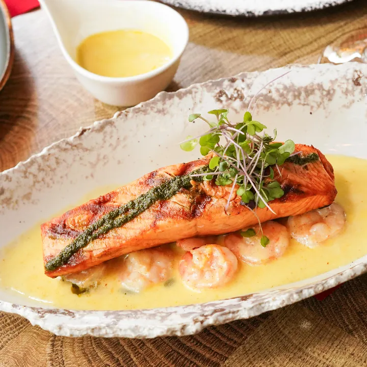 Salmón con camarones