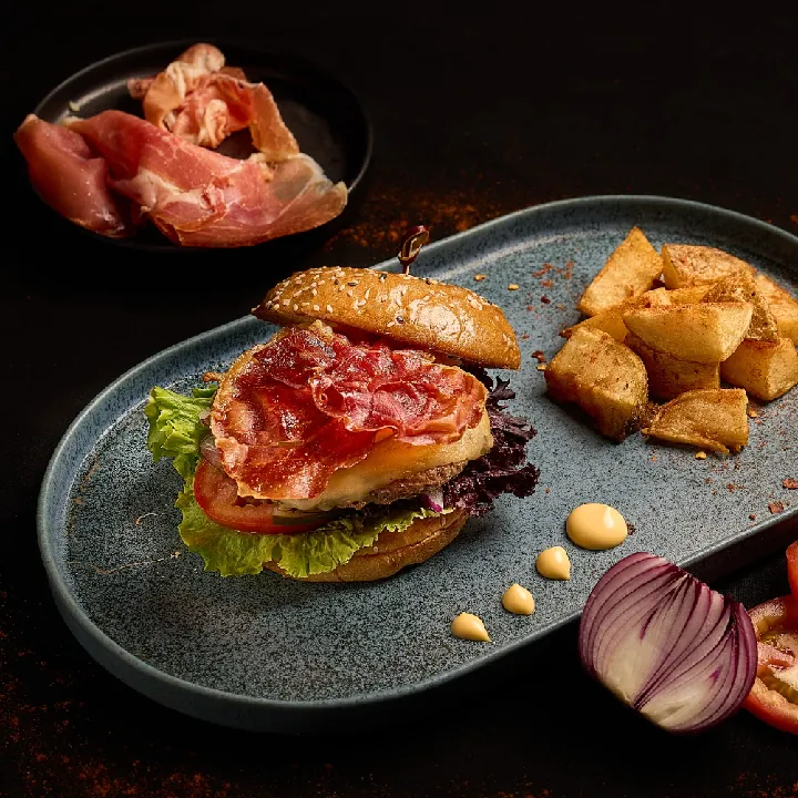 HAMBURGUESA DE LA CASA CON PAPA