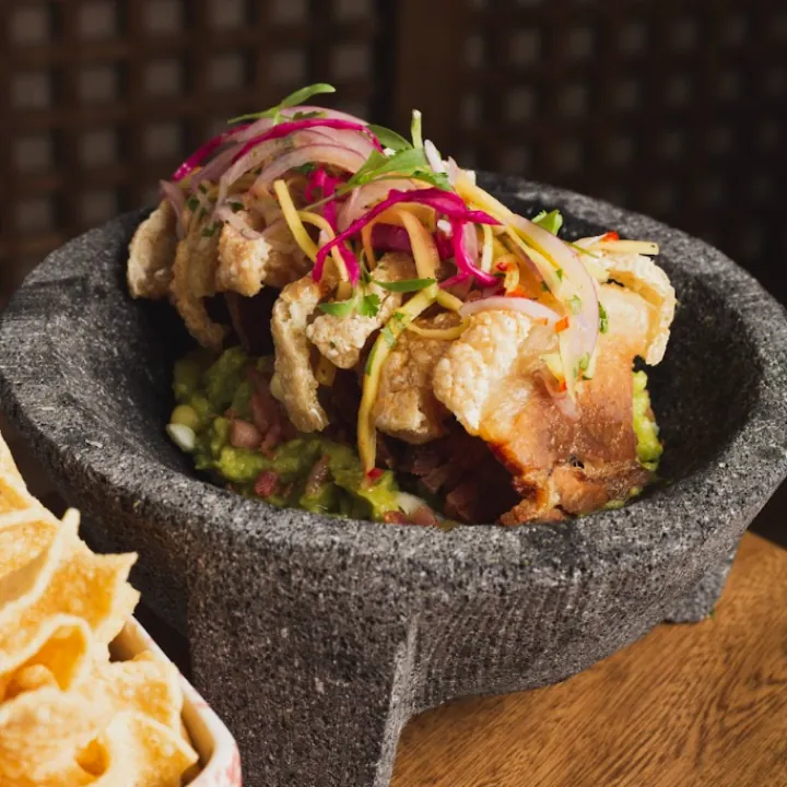 GUACAMOLE Y CHICHARRÓN