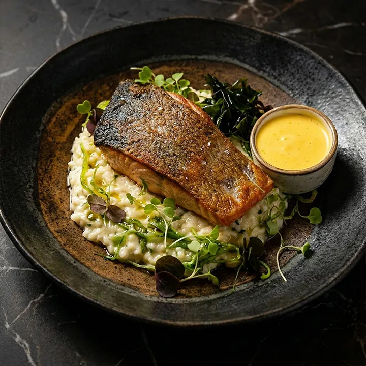 Salmón con risotto de vino blanco