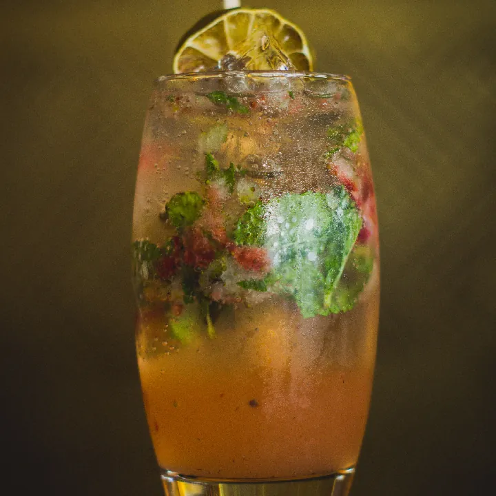 Soda saborizada de fresa con hierbabuena