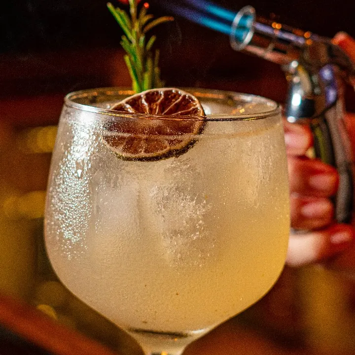 *GIN TONIC