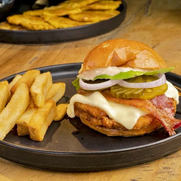 CRISPY CHICKEN BURGER