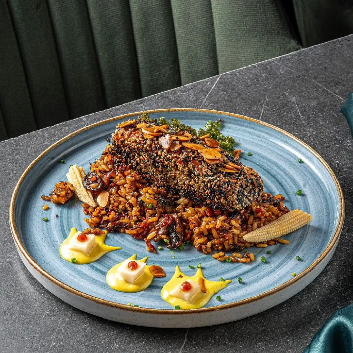 Salmón encostrado con arroz sofrito