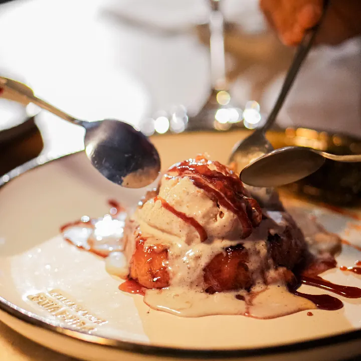 Piña al Josper, Vino Tinto y Helado 