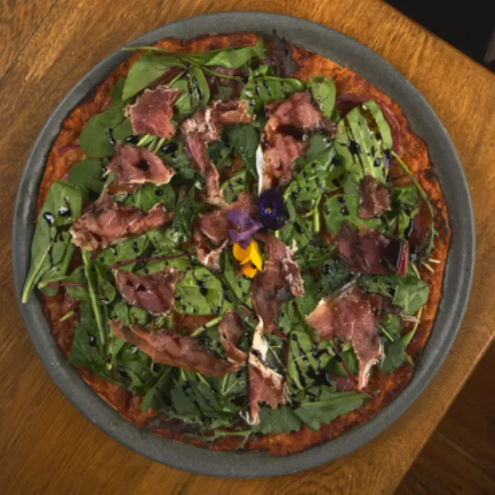 Pizza Tocineta y Rúgula