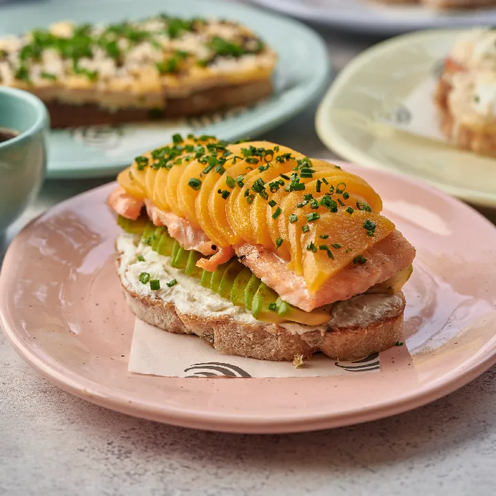 Tostada de Salmón Parrillado