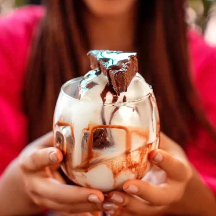 BROWNIE CON HELADO