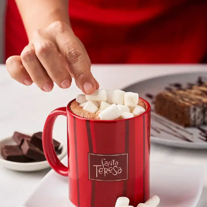 CHOCOLATE CALIENTE CON MARSHMALLOWS