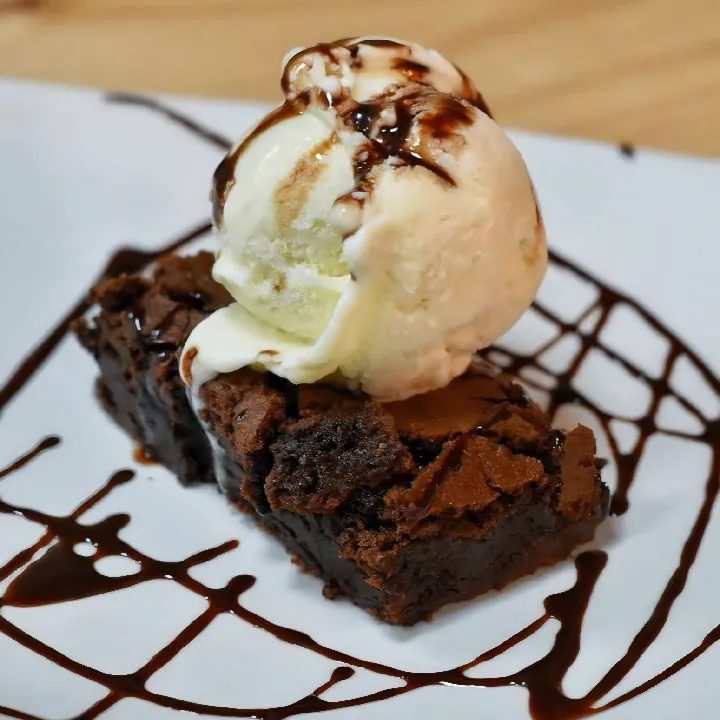 BROWNIE CON HELADO