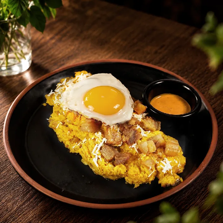 TIGRILLO CON QUESO Y CHICHARRÓN