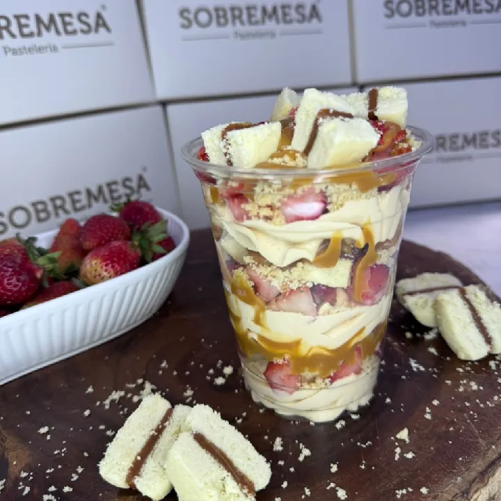 Fresas con crema y Alfajor 12oz.