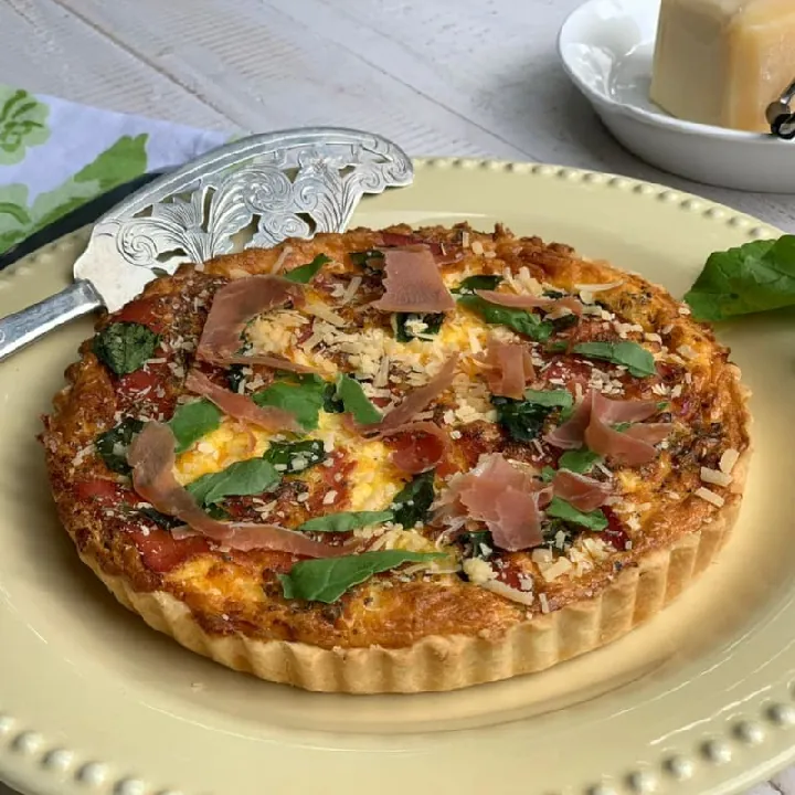 QUICHES PROSCIUTTO, RUGULA Y PARMESANO