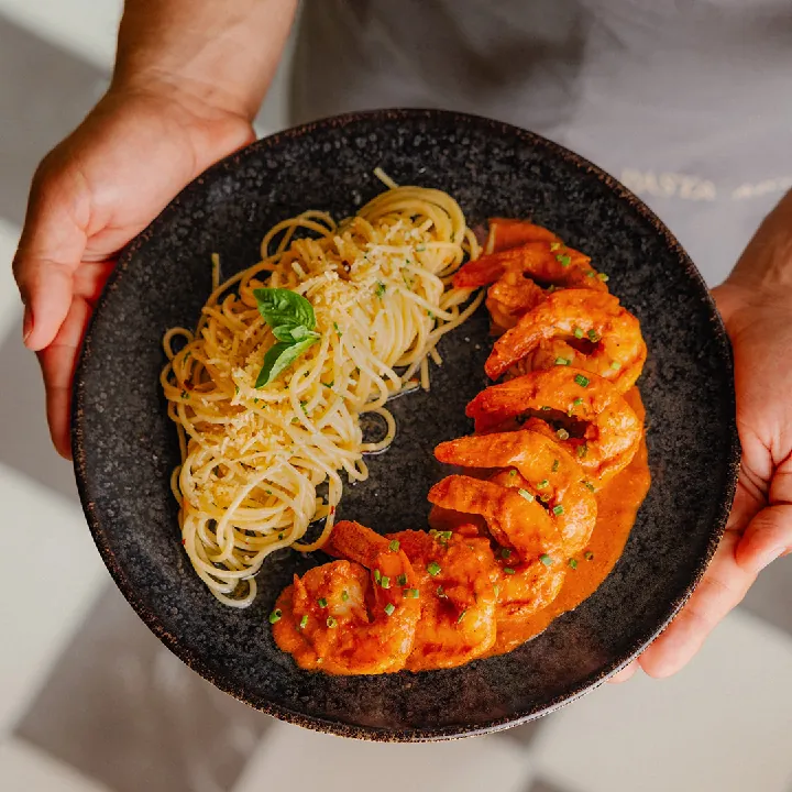 Prawns in roasted pepper sauce
