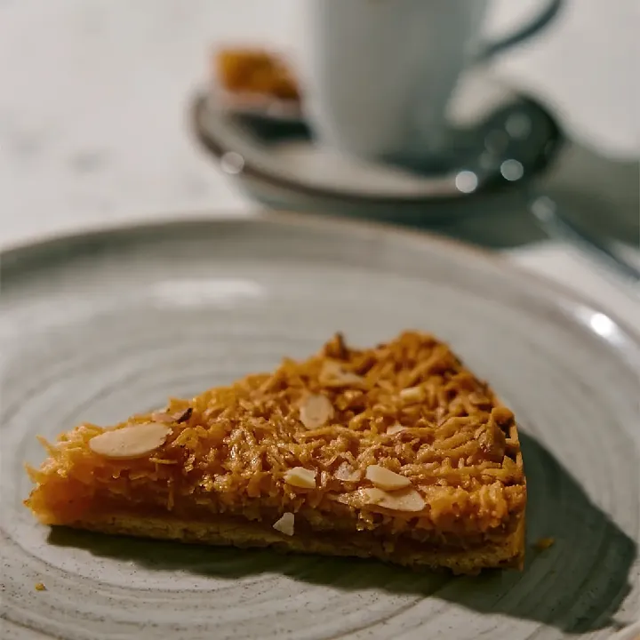 Coconut brittle with ice cream