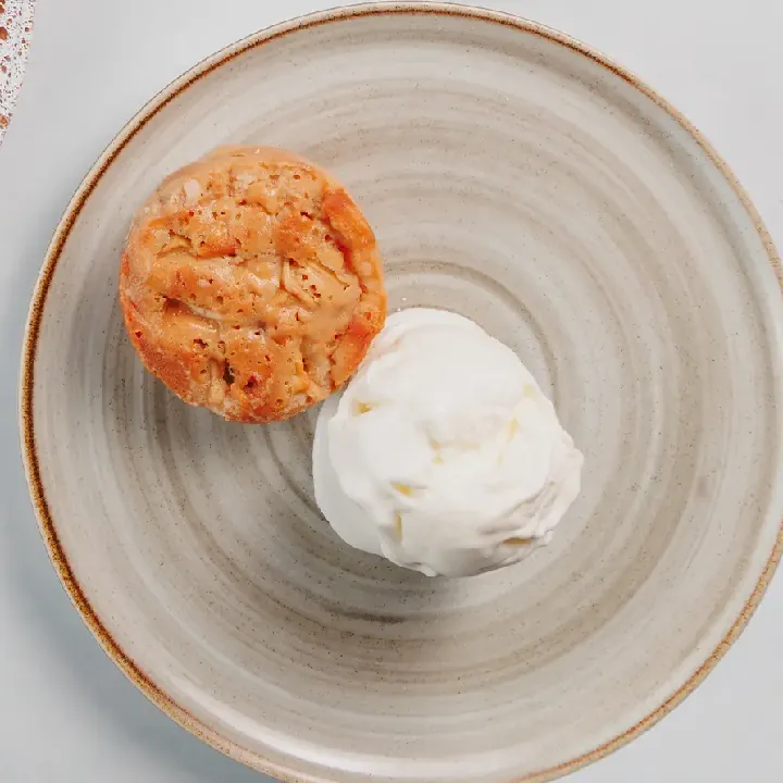 Apple cake with ice cream