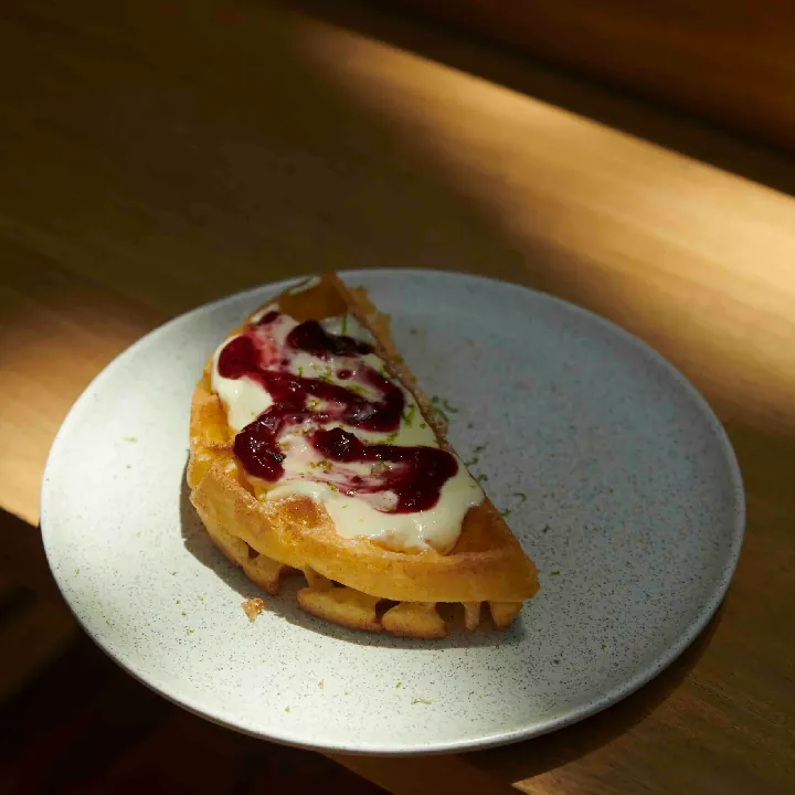 Waffle de cheesecake de frutos rojos