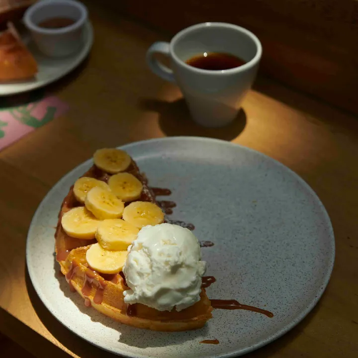 Waffle con helado y banano