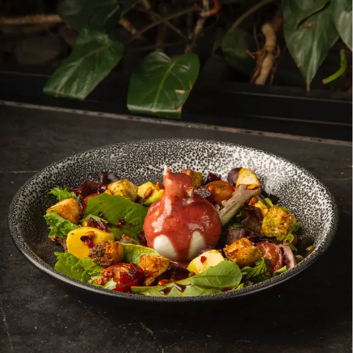 Burrata y ensaladita del huerto