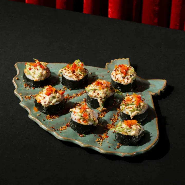 Tuna tartar roll