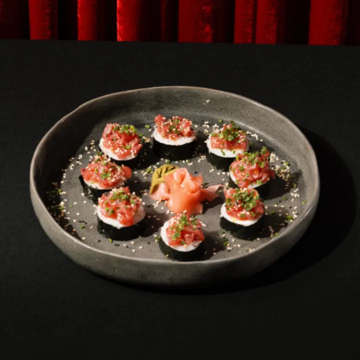 Tuna tartar roll